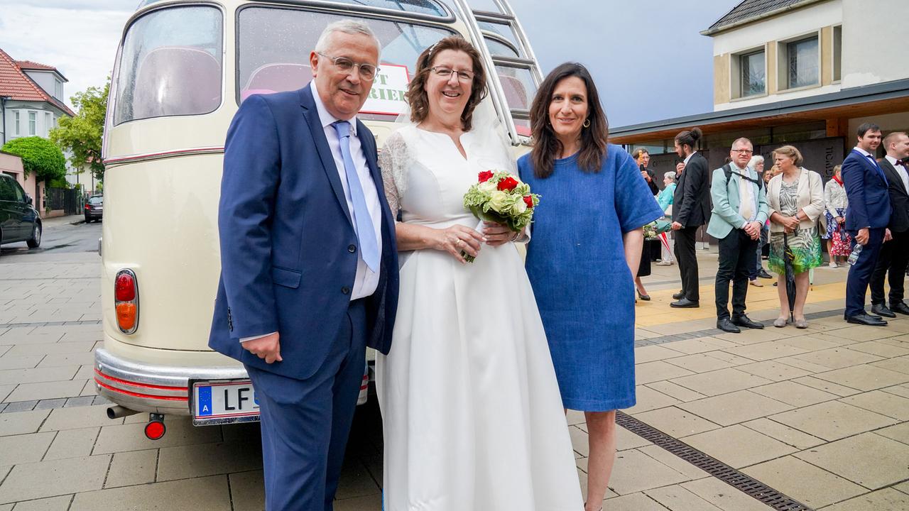 © ORF/Talk TV/Gustl Gschwantner Liebesg´schichten und Heiratssachen: Max, 65-jähriger Verkäufer i. R. aus Niederösterreich, begann seine Reise zum Liebesglück bereits im August 2021 und wollte nicht weniger als “die Liebe fürs Leben” finden. An seinem ganz persönlichen Glück ließ Max in der Bilanzsendung 2023 Nina Horowitz teilhaben, als er seine neue Liebe Beate vorstellte. “Mit ihr habe ich das große Los gezogen. Eine richtige LIebesg´schicht.” Auf Frage ob bald auf Heiratssachen zu hoffen ist, antworten die Beiden glücklich `Ja!`. Im Sommer 2024 folgte ihre Hochzeit, mit Nina Horowitz als Ehrengast. “Der Tag war wunderschön. Wie es im Märchen heißt, der schönste Tag im Leben!”, schwärmt Max´ heutige Ehefrau Beate. Gerührt erzählt Max von seiner Braut: “Ich stand vor dem Altar und als ich mich umdrehte, sah ich Beate in einem weißen Brautkleid. Es war einfach unvergleichlich.” Und Max ergänzt: “Es war ein Moment in dem ich wirklich glücklich, überrascht und gesegnet war.” Den Alltag als frischgebackene Ehefrau genießt Beate besonders, wenn es um die kleinen Details im Leben geht: “Es ist ein Unterschied, ob ich in einem Lokal sage, mein Freund hätte noch gerne einen Kaffee, oder wenn ich sage mein Mann.” Erfüllt und glücklich erzählen die beiden von ihren Zukunftsplänen. Bald zieht das Ehepaar in ein Eigenheim am Stadtrand mit Garten. “Da geht für mich ein weiterer, großer Wunschtraum mit Max in Erfüllung. Endlich habe ich wieder einen Garten, ich nasche so gern meine eigenen Tomaten und liege in der Hängematte”, so Beate die überglücklich in eine strahlende Zukunft mit Max sieht.