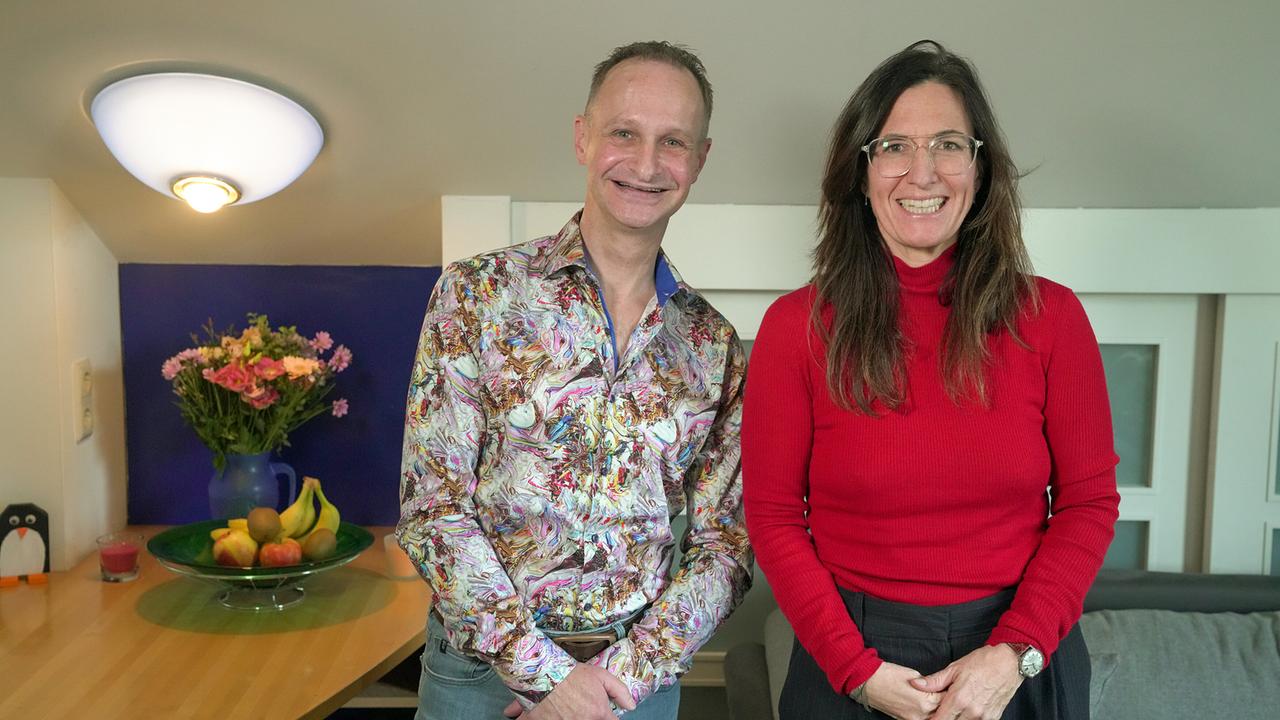 © ORF/Talk TV/Gustl Gschwantner Liebesg´schichten und Heiratssachen: Nina Horowitz mit Roberto, 54, Beamter aus Salzburg, lacht gern auch über sich selbst: „Ich bin manchmal einfach eine verrückte Nudel!“ Und jetzt sucht er eine Dame, die genauso lachen kann wie er. Was ihn bei Frauen anspricht, plaudert er auch aus: „Helene Fischer ist eine sehr hübsche Frau, obwohl sie blond ist“, scherzt er augenzwinkernd, weil er eigentlich dunkelhaarige Damen bevorzugt. „Lange Haare wären schön, eine schlanke Frau, die zwischen 40 und 55 Jahre alt ist.“ Doch Aussehen allein reicht ihm nicht: „Sie muss auf alle Fälle spontan, lustig, liebevoll und ehrlich sein.“ Roberto selbst achtet sehr auf sein Äußeres: „Warum darf ein Mann zum Beispiel nicht gut duften?“, lacht er im Interview mit Nina Horowitz, die beim Gespräch mit ihm sein Lieblingsparfum „Secret“ von Antonio Banderas sehr bewusst wahrgenommen hat. Ein Heimwerker ist er allerdings nicht: „Und außerdem bin ich ein Kulturbanause.“ Doch er hat eine große Leidenschaft: Das Tanzen. Er war über 20 Jahre lang Tanzlehrer und hat an Turnieren teilgenommen. Er hat auch eine fixe ‚Tanzpartnerin‘ – aber dazu sagt er ganz klar: „Meine zukünftige Freundin muss sich keine Sorgen machen. Das ist eine tänzerische, freundschaftliche Beziehung. Rein platonisch.“ Roberto war zweimal verheiratet – beide Ehen hielten jeweils zehn Jahre lang. Aber mittlerweile ist der feurige Roberto zurück am Singlemarkt. Alle Damen, die sich jetzt angesprochen fühlen, sollen ihren Bleistift zücken und ihm schreiben.