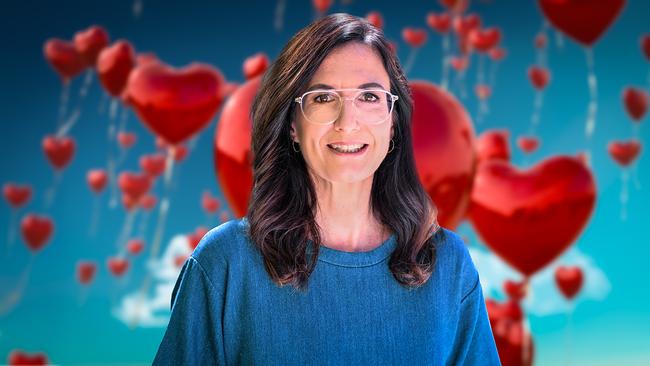 © ORF/Thomas Ramstorfer Nina Horowitz steht vor einem farbenfrohen Hintergrund mit vielen roten Herzballons.
