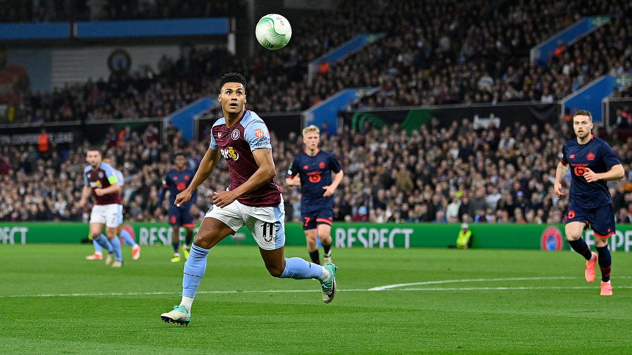 © APA/AFP/JUSTIN TALLIS Ollie Watkins, der englische Stürmer Nr. 11 von Aston Villa, reagiert während des Viertelfinal-Hinspiels der UEFA Europa Conference League zwischen Aston Villa und Lille im Villa Park in Birmingham, Mittelengland, am 11. April 2024.