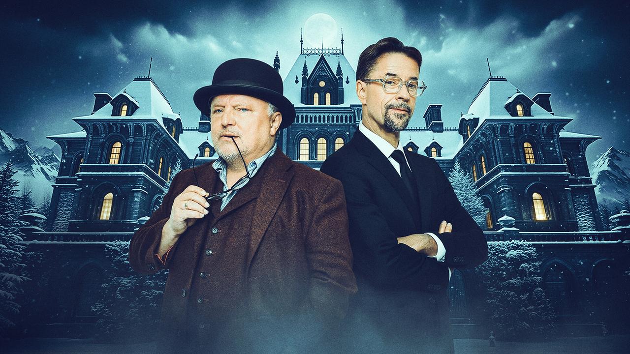 © ORF/ARD Degeto/Constantin Entertainment/Willi Weber/Creative Direction: Alexander Groth Axel Prahl und Jan Josef Liefers vor dem Sujet zu „Tödliches Spiel – Das Live-Krimi-Dinner“