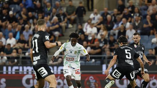 © APA/ERWIN SCHERIAU Fußballspieler Seydou Diarra von Austria Lustenau im weiß-grünen Dress dribbelt im Fußballspiel zwischen drei Gegenspielern Petar Petrovic, Albert Vallci und Jürgen Heil von Sturm Graz in schwarzen Dressen.