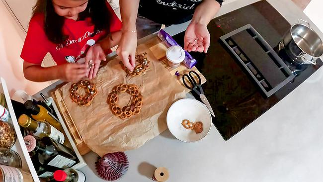 Sophie macht gemeinsam mit Julia ein besonderes Geschenk für die Weihnachtszeit: einen Brezelkranz mit Schokolade zum Aufhängen.