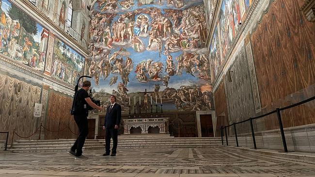 © ORF/ZDF/Bilderfest GmbH/Eva Severini Kameramann Moritz Frisch und Kunsthistoriker Prof. Guido Cornini stehen in der Sixtinischen Kapelle