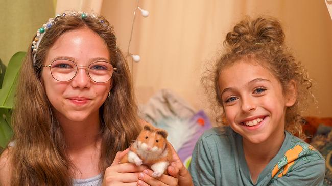 © ORF/nio film/Rosanna Stark Die Geschwister Jana und Ben halten ihre flauschige Goldhamster-Finanzexpertin Mika in den Händen
