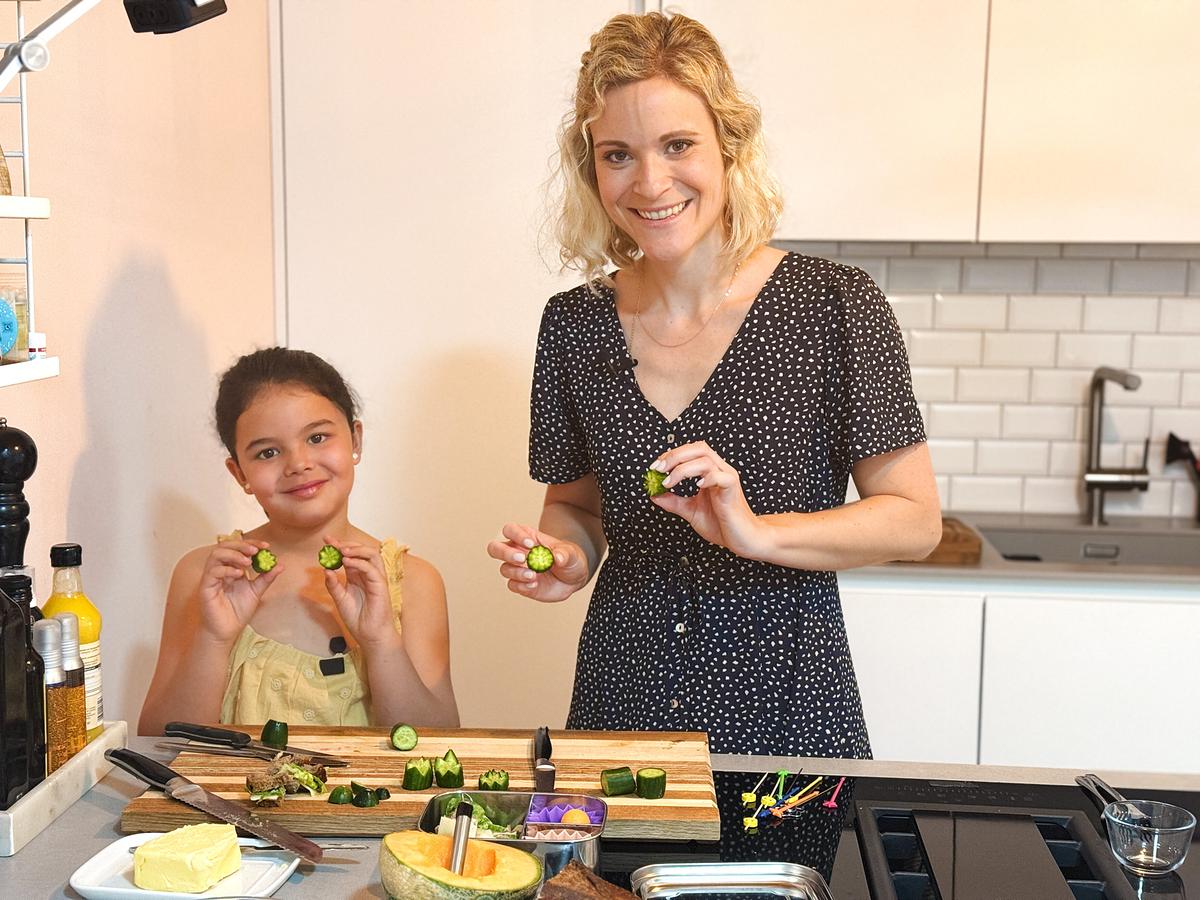 © ORF Mini Spezial: Sophie und Julia bereiten eine Jausenbox zu.