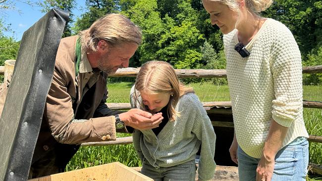 © ORF Mini Spezial: Max zeigt Julia und Mia das Rehfutter.