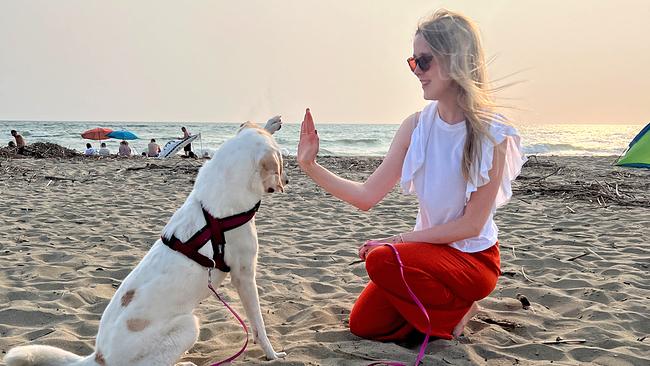 Mini Spezial: Ellie und Lena sind am Strand.