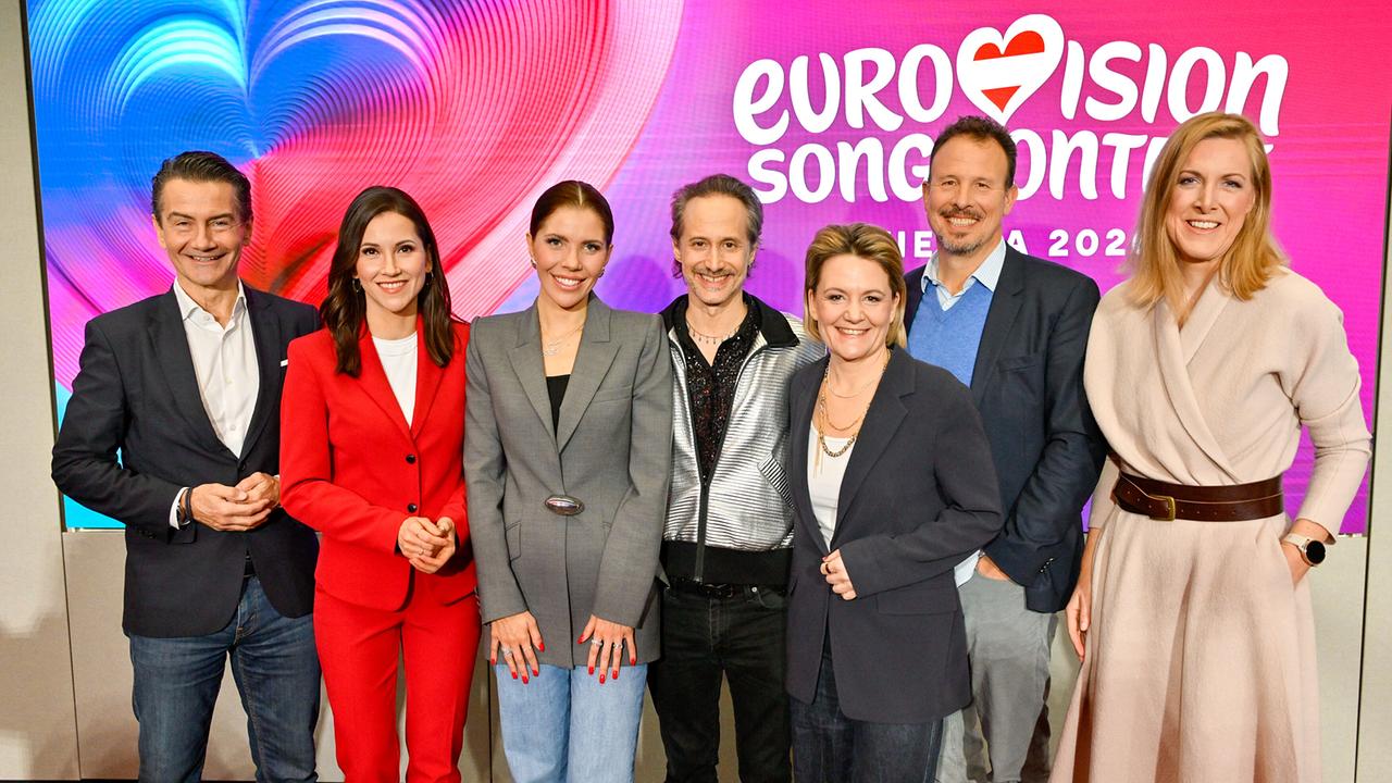 Gruppenfoto mit Roland Weißmann (ORF-Generaldirektor), Alexandra Maritza Wachter, Victoria Swarovski, Michael Ostrowski, Stefanie Groiss-Horowitz (ORF-Programmdirektorin), Michael Krön (ESC-Executive-Producer), Eva Schindlauer (Kaufmännische Direktorin des ORF) vor ESC-Wall