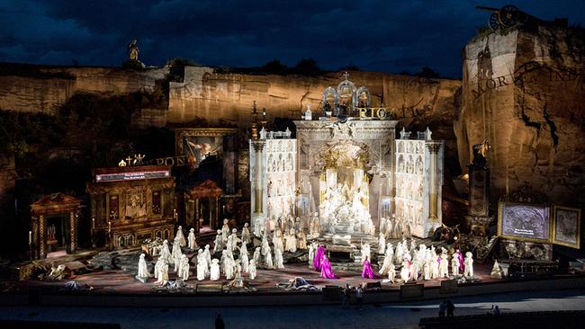 Oper "Tosca" im Steinbruch St. Margarethen mit Joyce El-Khoury als Tosca auf der Freiluftbühne mit großem Ensemble und prunkvoller Kulisse statt.