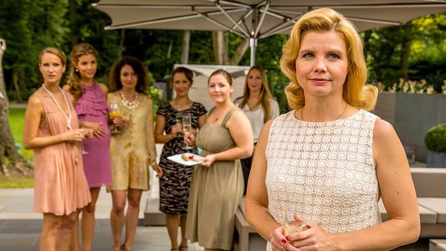 © ORF/ZDF/Frank Dicks "Die Mütter-Mafia": Conny wird von den Mitgliedern des Mütter-Clubs skeptisch beäugt. (v. l. n. r.: Chiara Schoras, Isabel Vollmer, Ina Leva, Stefanie Philipps, Ela Paul, Annette Frier).