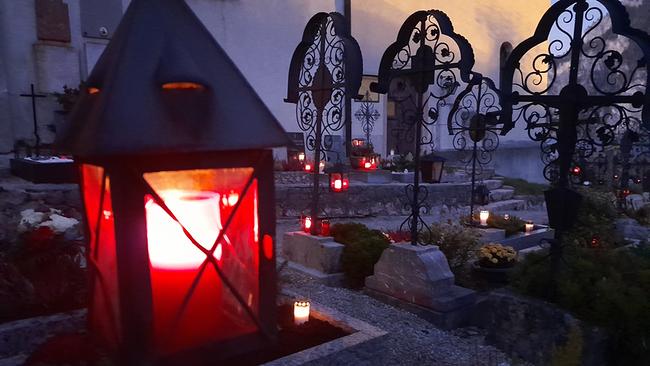 © ORF/ORF-OÖ Brennende Grabkerze in einer Laterne auf einem Grab auf dem Friedhof Traunkirchen in Allerheiligenstimmung