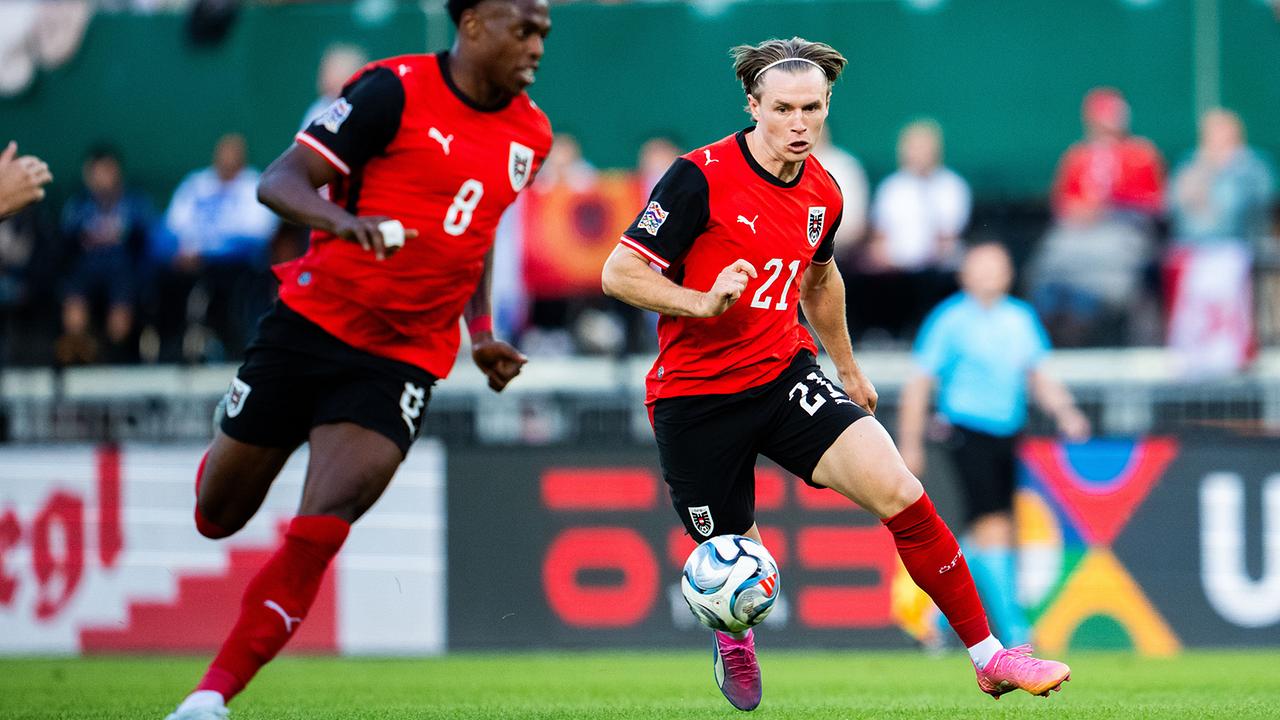 © APA/GEORG HOCHMUTH Junior Adamu (AUT) und Patrick Wimmer (AUT) im roten Nationalteamtrikot in Aktion auf dem Spielfeld am Sonntag, 27. September 2026, während eines Nations-League-Spiels zwischen Österreich und Kosovo in Wien.