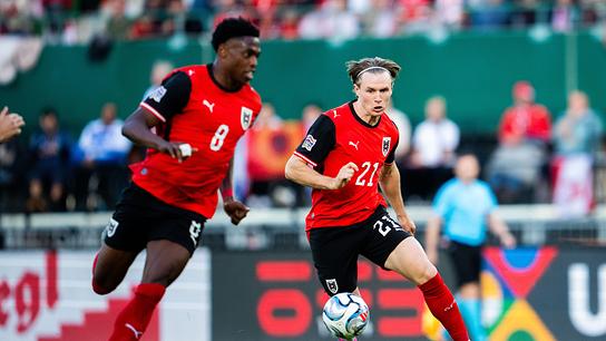 Junior Adamu (AUT) und Patrick Wimmer (AUT) im roten Nationalteamtrikot  in Aktion auf dem Spielfeld am Sonntag, 27. September 2026, während eines Nations-League-Spiels zwischen Österreich und Kosovo in Wien.