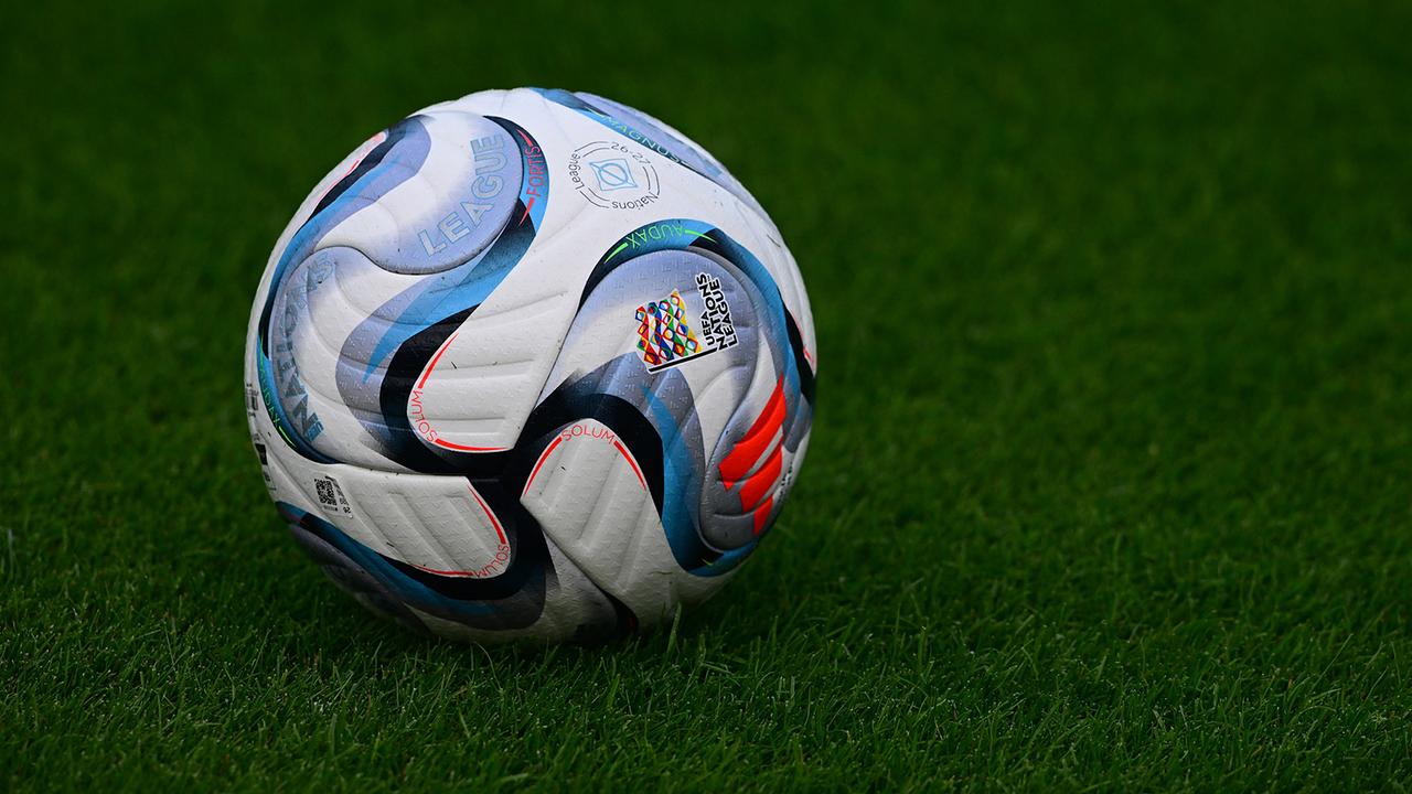 Nations League Spielball liegt auf dem grünen Rasen während einem Training des ÖFB Männer Nationalteams vor den beiden bevorstehenden UEFA Nation League Spielen gegen Israel und Kosovo am Montag, 21. September 2026 in Windischgarsten. 