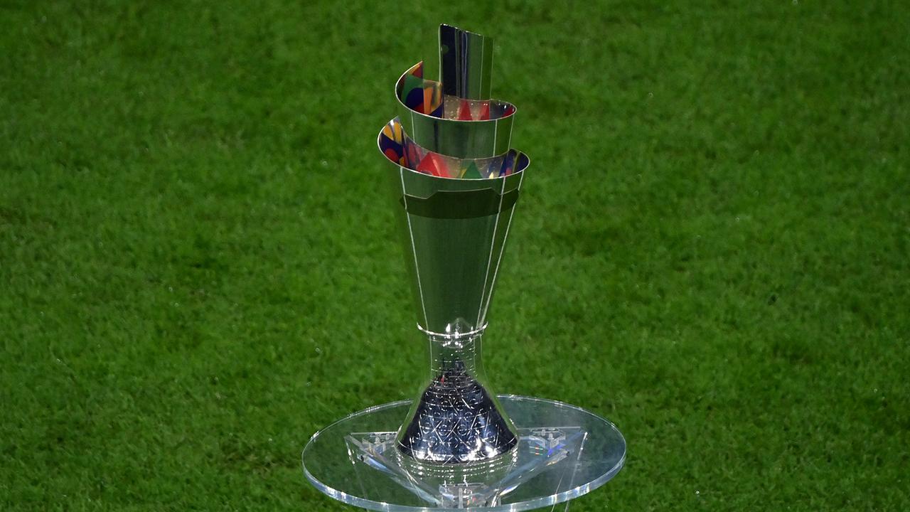 © APA/AFP/MIGUEL MEDINA Die Trophäe wird vor dem Finale der Nations League zwischen Spanien und Frankreich am 10. Oktober 2021 im San Siro-Stadion in Mailand ausgestellt.