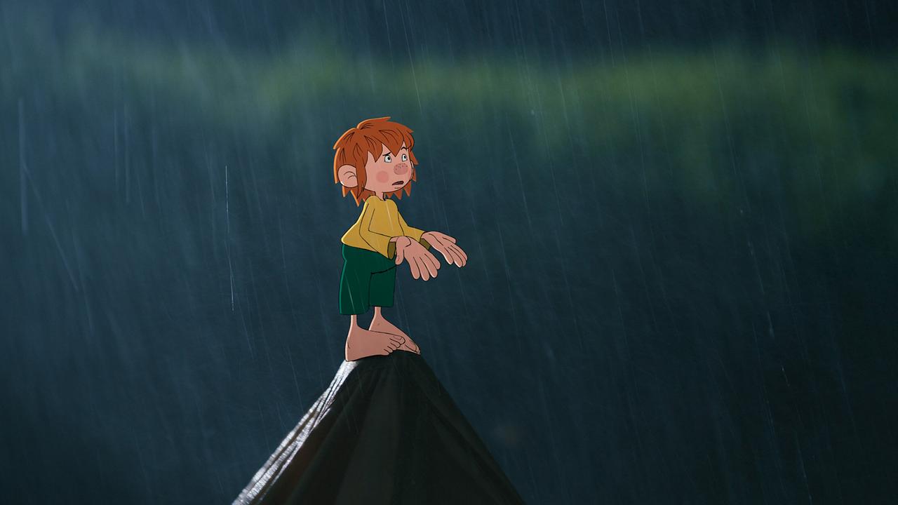 Pumuckl steht nachts im Regen auf einer Zeltspitze - seine roten, nassen Haare hängen glatt runter.