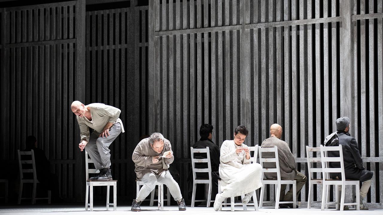 © Bernd Uhlig Aus dem Theater an der Wien: "Der feurige Engel". Bo Skovhus (Ruprecht), Andrew Owens (Jakob Glock), Aušrinė Stundytė (Renata), Schauspielensemble