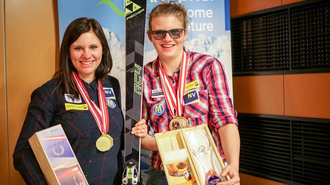 Nicht zu stoppen - Der Traum von den Paralympics: Veronika und ihre Schwester bei der Siegerehrung der Staatsmeisterschaften für Sehbehinderte in Niederösterreich.