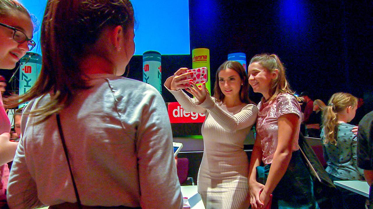 © ORF/Feuer und Flamme Film "Nie genug. Der Körperkult in sozialen Medien": Youtube-Star Dzeni bei einem Influencer-Treffen in Graz