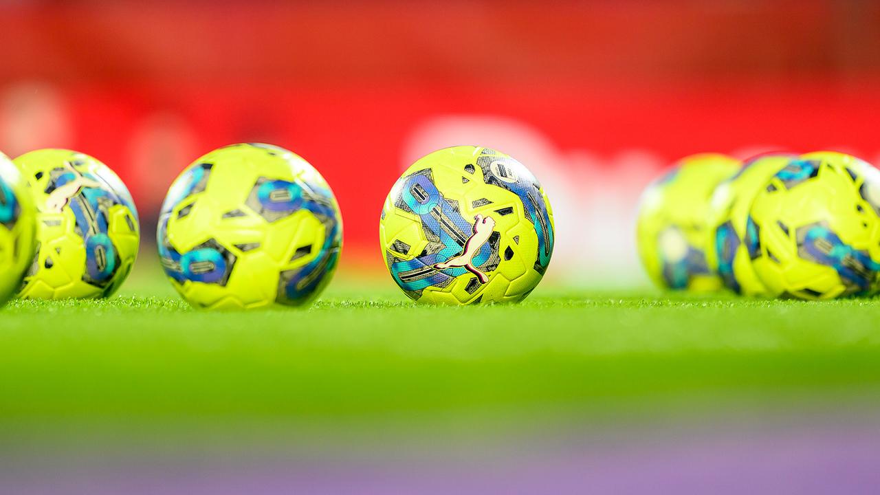 Blick auf Fußbälle im Rahmen des ÖFP-CUP Halbfinales, zwischen FK Austria Wien und TSV Egger Glas Hartberg, am Mittwoch, 2. April 2025, in Wien.