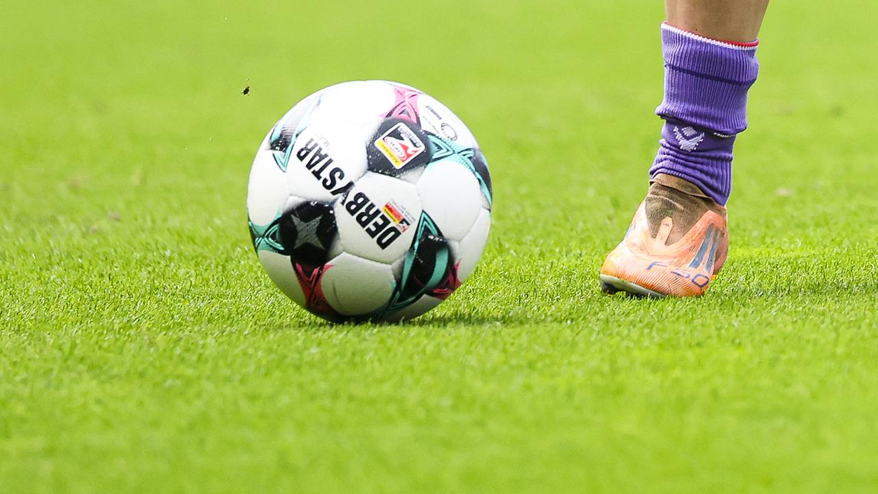 Nahaufnahme des Fußballs auf dem Rasen während des Halbfinales im ÖFB-Frauen-Cup zwischen FK Austria Wien und SK Sturm Graz in der Generali Arena in Wien.