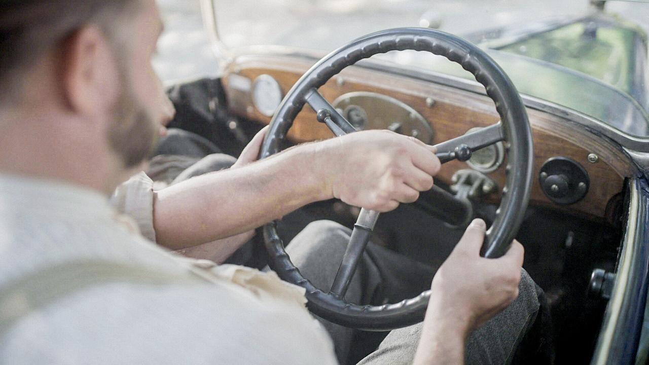 Österreich - Die ganze Geschichte: Der Kutscher Rudolf Hruza lässt sich zum Chauffeur umschulen.