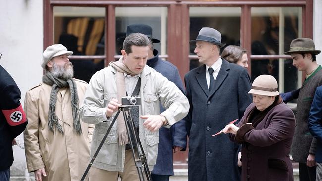 © ORF/Pammer Film Österreich - Die ganze Geschichte (7/10): Die Aufgabe der Fotografen Albert Hilscher und Heinrich Hoffmann ist es, das Regime in den Augen der Menschen fotographisch in das rechte Licht zu rücken.