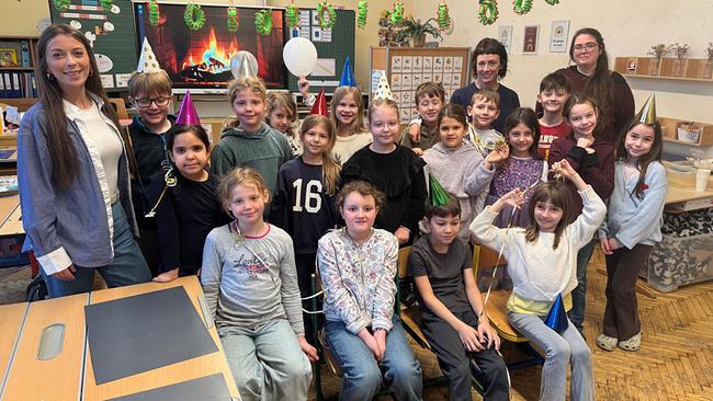 © ORF Gruppenfoto der 3b der VS Hermannstraße in Klosterneuburg gemeinsam mit Lehrerin Monika und Hanna von der Volkshilfe in einem weihnachtlich dekorierten Klassenzimmer