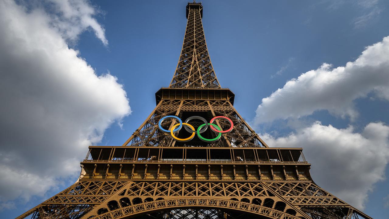 © APA/AFP/Fabrice COFFRINI Olympia: Ein Foto zeigt die Olympischen Ringe auf dem Eiffelturm im Vorfeld der Olympischen Spiele 2024 in Paris, am 24. Juli 2024