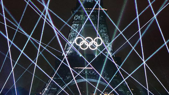 Während der Eröffnungsfeier der Olympischen Spiele 2024 in Paris am 26. Juli 2024 werden die Olympischen Ringe auf dem Eiffelturm beleuchtet.