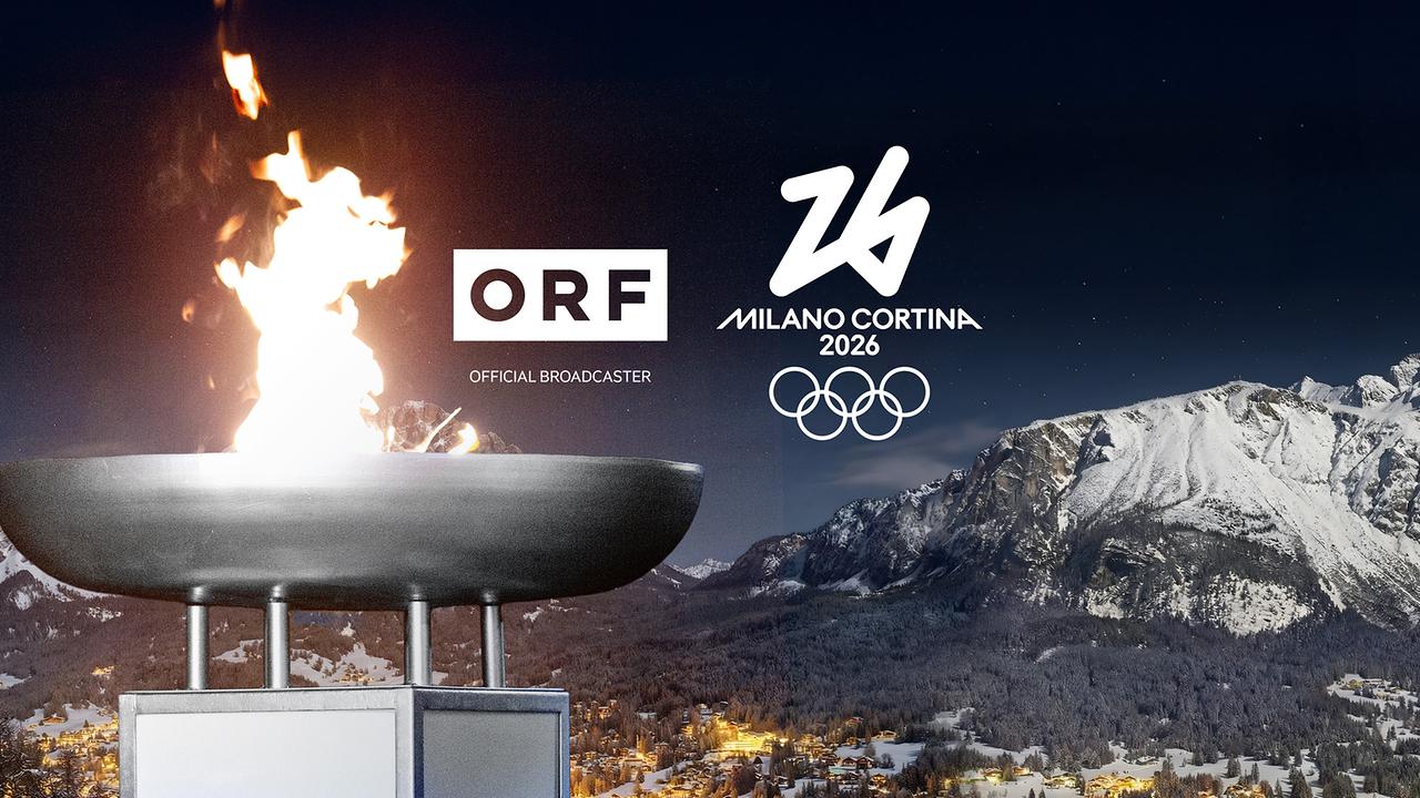 Eine olympische Flamme brennt vor einer nächtlichen Bergkulisse, daneben stehen die Logos „ORF – Official Broadcaster“ sowie „Milano Cortina 2026“ mit den olympischen Ringen.