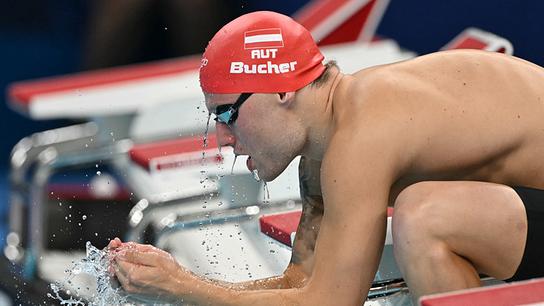 Der Österreicher Simon Bucher bereitet sich auf den Wettkampf im 100-m-Schmetterlingsschwimmen der Männer während der Olympischen Spiele 2024 in Paris am 2. August 2024 in der Paris La Defense Arena in Nanterre, westlich von Paris, vor.