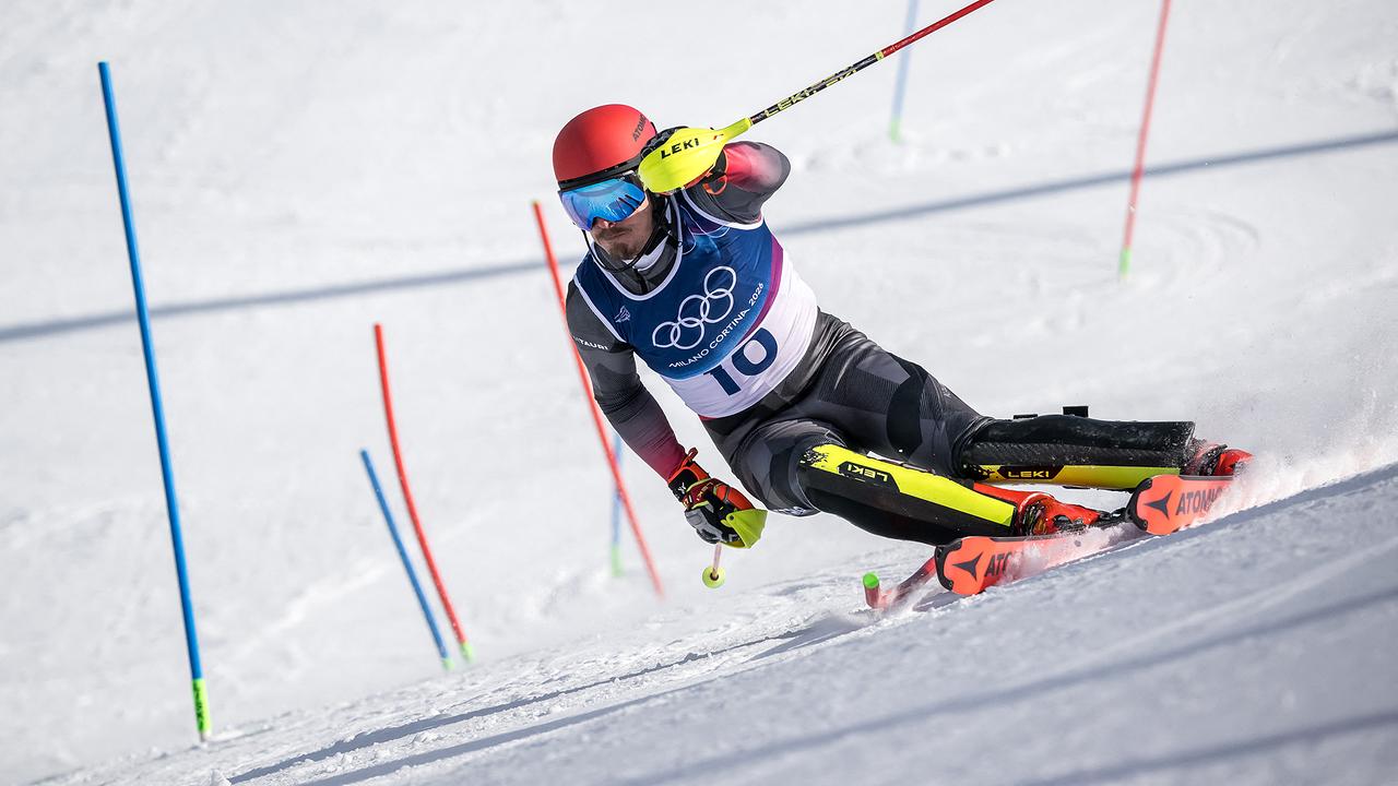 © APA/AFP/Fabrice COFFRINI Der Slalomfahrer Manuel Feller im Olympia-Rennanzug mit Startnummer 10 fährt in extremer Schräglage durch einen Stangenkurs beim Slalomlauf der alpinen Teamkombination der Herren bei den Olympischen Winterspielen Mailand-Cortina 2026 im Skizentrum Stilfser Joch in Bormio.