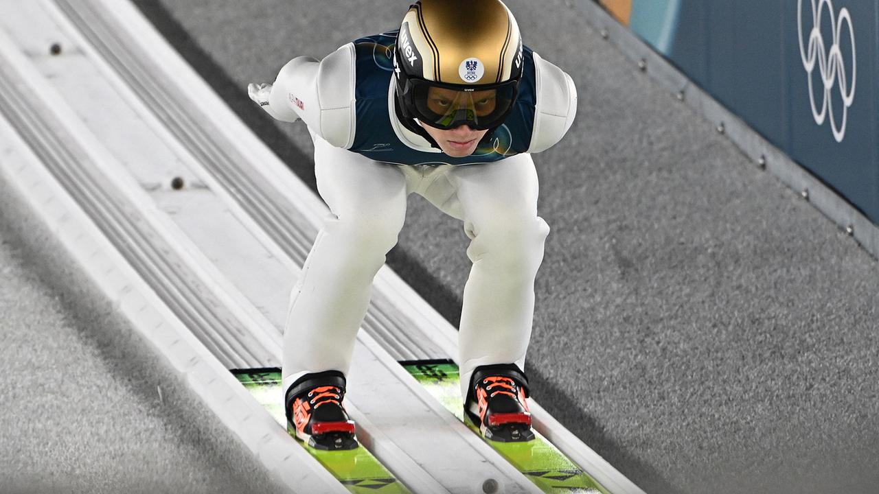 Der Österreicher Jan Hörl fährt beim Training der Herren im Skispringen auf der Normalschanze der Olympischen Winterspiele Mailand-Cortina 2026 im Skisprungstadion Predazzo die Anlaufbahn hinunter.