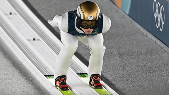 Der Österreicher Jan Hörl fährt beim Training der Herren im Skispringen auf der Normalschanze der Olympischen Winterspiele Mailand-Cortina 2026 im Skisprungstadion Predazzo die Anlaufbahn hinunter.
