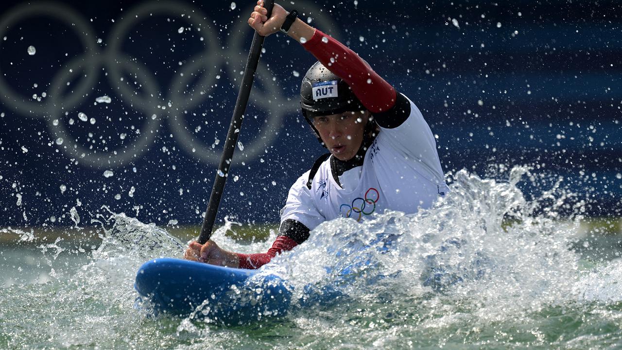© APA/AFP/Bertrand GUAY Die Österreicherin Viktoria Wolffhardt übt Kanu-Slalom im Wassersportstadion Vaires-sur-Marne am 24. Juli 2024, vor den Olympischen Spielen 2024 in Paris