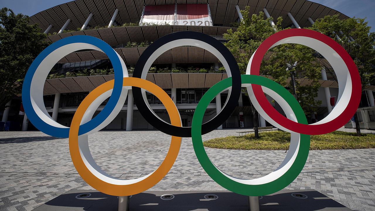 Dieses Bild zeigt die Olympischen Ringe vor dem Olympiastadion in Tokio am 20. Juli 2021 vor den Olympischen Spielen in Tokio 2020.