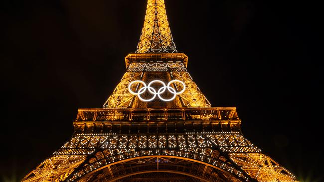 Olympia: Dieses Foto zeigt die Olympischen Ringe auf dem Eiffelturm im Vorfeld der bevorstehenden Olympischen Spiele 2024 in Paris am 26. Juni 2024.