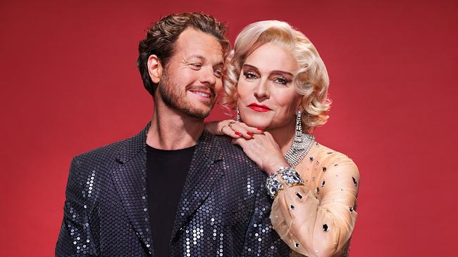 Mark Seibert als Georges und Alfons Haider als Zaza, beide in Glitzer-Outfits, posieren vor rotem Hintergrund für "Ein Käfig voller Narren". Seefestspiele Mörbisch