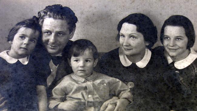 ORF-Legenden: Paul Hörbiger; Im Bild: Paul Hörbiger mit seiner Familie.