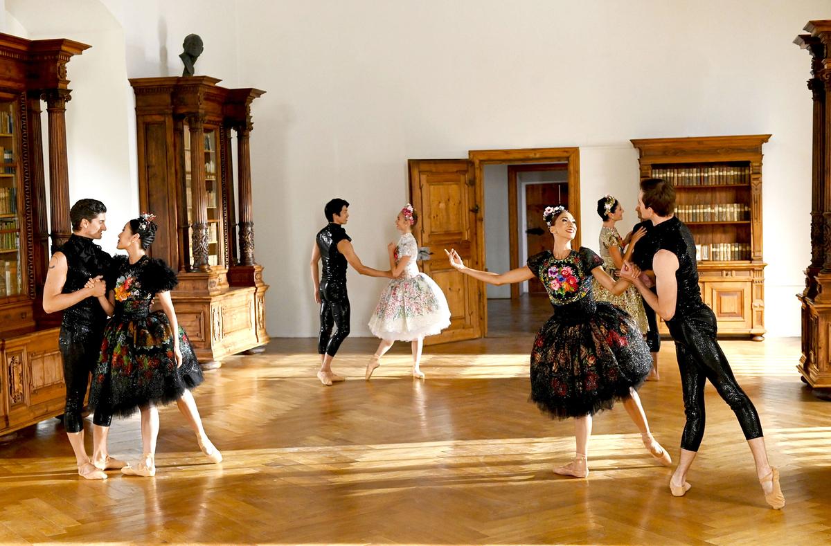 ORF-Neujahrskonzertballett 2024: Davide Bombana choreografierte glitzernden Walzerrausch Marke Susanne Bisovsky