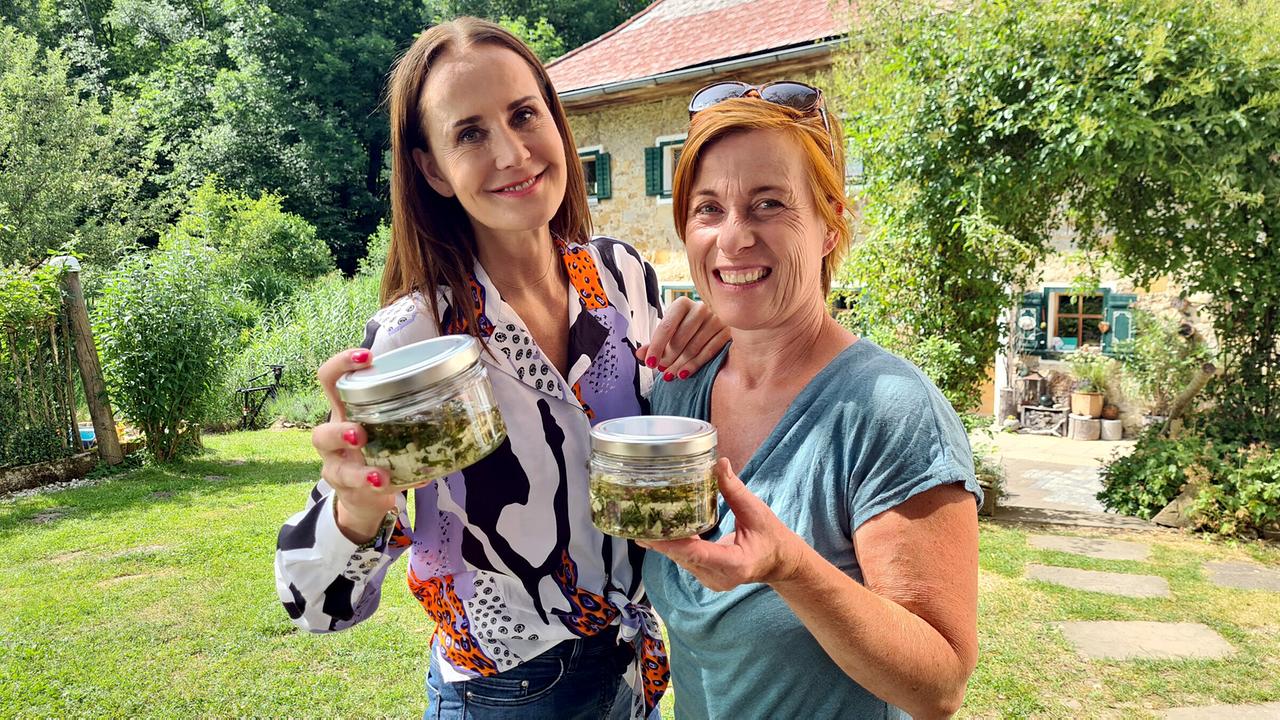 © ORF/Ab Hof TV Produktion "Zurück zur Natur: Attersee": Maggie Entenfellner, Sabine Ablinger – Biobäuerin u. Kräuterpädagogin