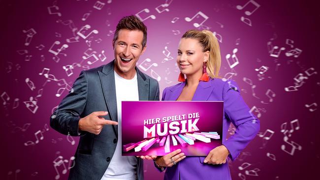 Katharina Straßer und Lukas Schweighofer laden zu den Musik-Partys des Jahres: Mitraten und mitsingen unbedingt erwünscht! Wer erkennt einen Song schon beim dritten Ton? Wer singt zumindest unter der Dusche so gut wie Whitney Houston? Wer kann jeden Austropop-Klassiker textsicher mitsingen? Ab 3. November stellen Prominente und Talente wöchentlich freitags in vier Ausgaben der ORF-1-Gute-Laune-Hauptabendshow „Hier spielt die Musik“ ihr musikalisches Wissen und Können unter Beweis.
