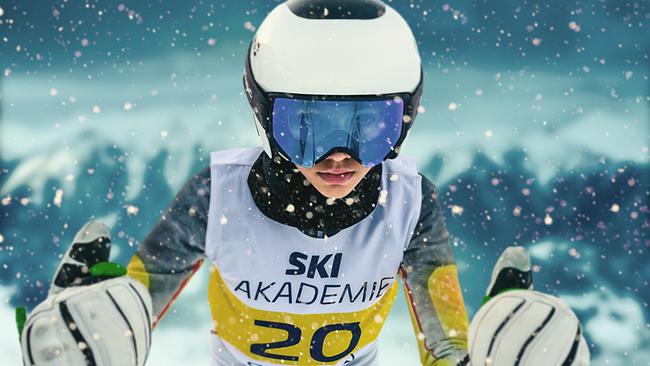 © ORF/Superfilm/Montage: Landsiedl, Foto: Stefanie Leo Ein Jahrgang in der Geschichte eines Elite-Ski-Internats in den Bergen Österreichs: Zehn junge Talente haben die erste Hürde geschafft, doch bis zum Siegerpodest ist es noch ein weiter Weg. Drama und Action vor naturgewaltiger Kulisse sind garantiert, wenn die „School of Champions“ ihre Pforten öffnet. In der im Gasteiner Tal und in Wien gedrehten TV-Serie greifen junge Menschen nach den Sternen und gehen an ihre Grenzen, um zwischen Erfolgsdruck, Trainingsplan und Erwachsenwerden ihren großen Traum zu verwirklichen. Doch um sich an die Spitze zu kämpfen, zahlen die Hochleistungssportler:innen einen hohen Preis.