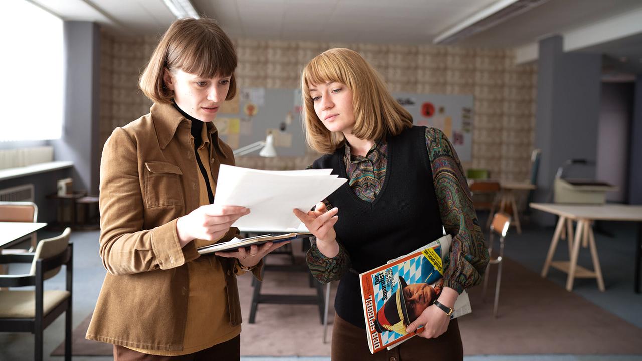 "Alice (1)": Christiane Ensslin (Lilly Menke) und Alice (Nina Gummich) im EMMA-Büro.