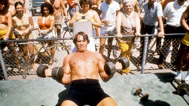 "Arnold Schwarzenegger: Die Verkörperung des American Dream": Der österreichische Bodybuilder Arnold Schwarzenegger hebt Gewichte am Muscle Beach in Venice; August 1977, Los Angeles, Kalifornien