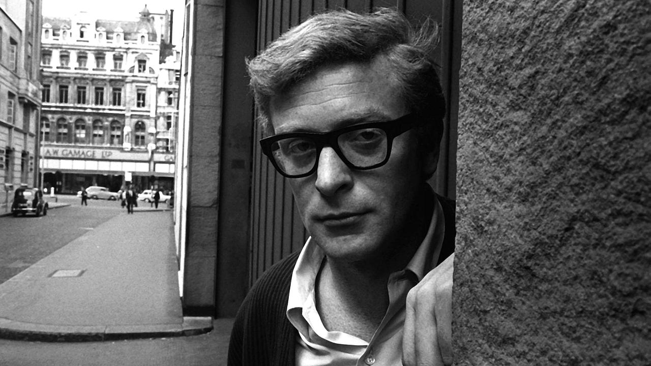 "Sir Michael Caine - Vom Arbeiterkind zum Hollywoodstar": Der junge Michael Caine macht die Brille im Film zum Mode-Accessoire, London 1964