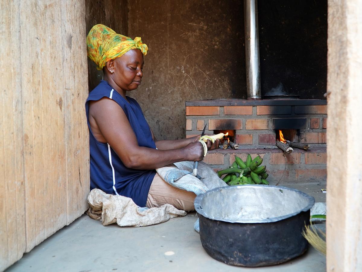 "CO2 als Handelsware - Lösung oder Irrweg?": Effizienter Ofen in Uganda