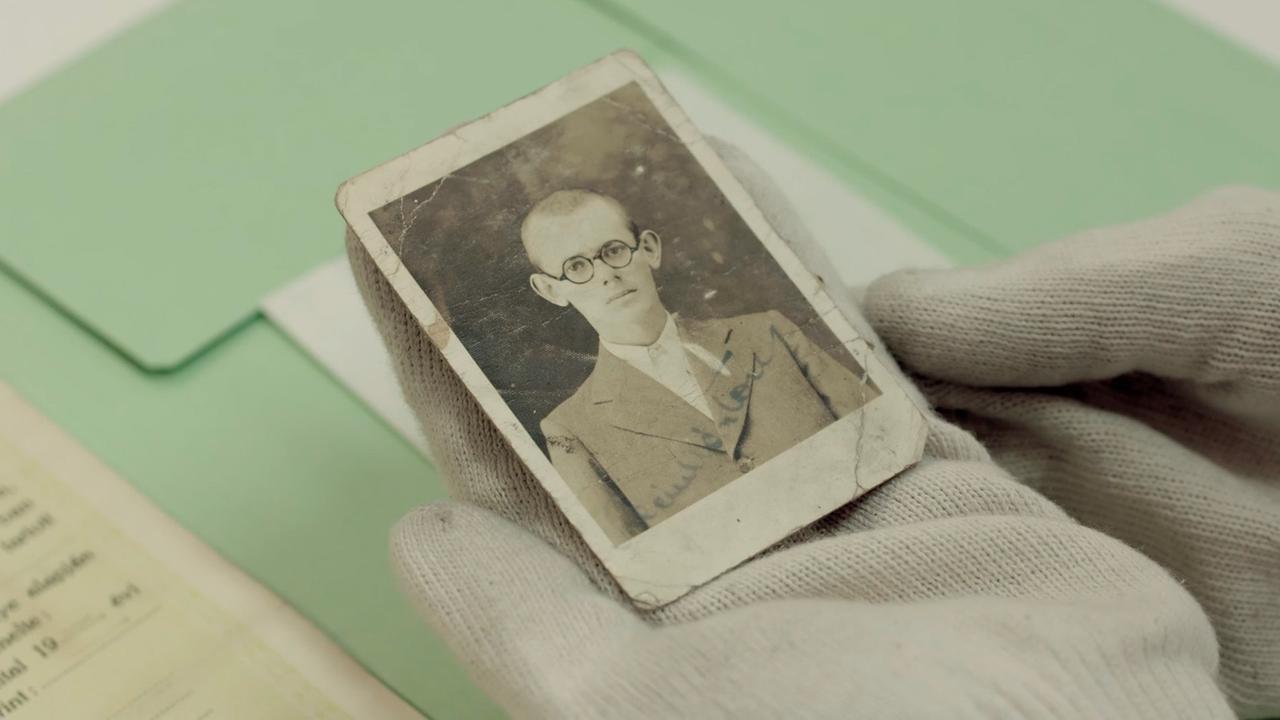 © ORF/© 2020 Hans Hochstöger "Das Schweigen der Alten": Ein Foto des Protagonisten Marton Kardos im Archiv des Holocaust Memorial Center in Budapest